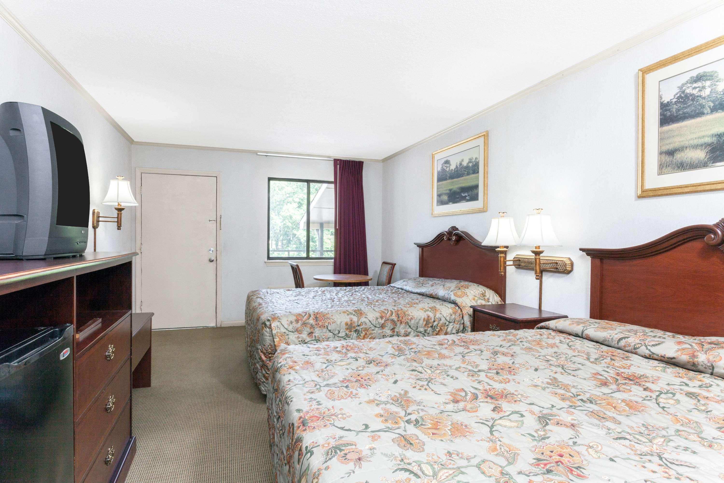 Knights Inn Point South Йемасий Екстериор снимка