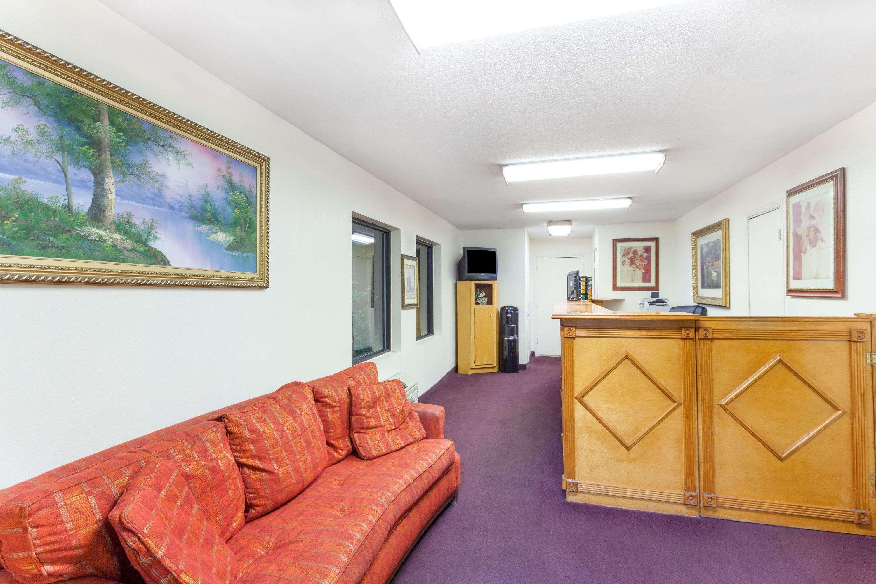 Knights Inn Point South Йемасий Екстериор снимка
