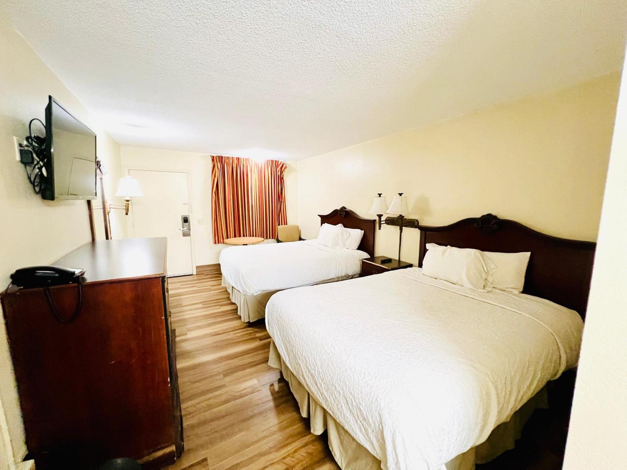 Knights Inn Point South Йемасий Екстериор снимка